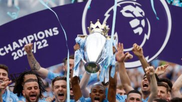 Manchester City in dramatic late comeback retains Premier League