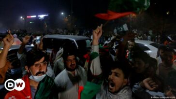 Pakistan deploys army amid pro-Imran Khan march