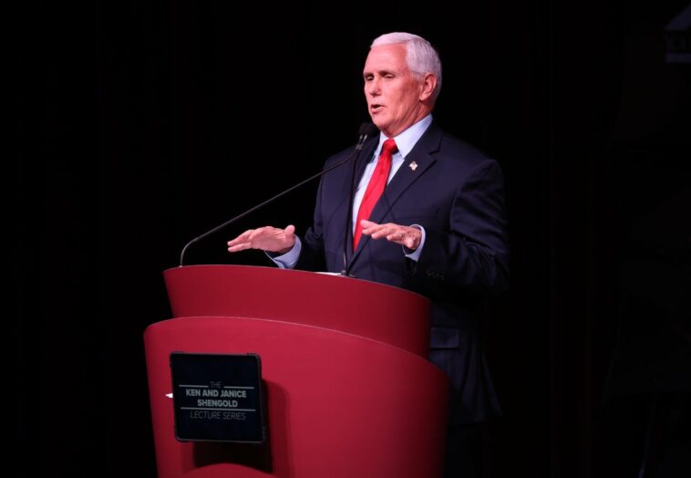 Pence no descarta postularse contra Trump en 2024