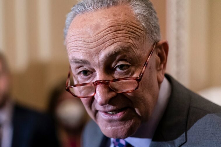 Schumer hará que senadores voten la legislación sobre armas tras la masacre de Uvalde