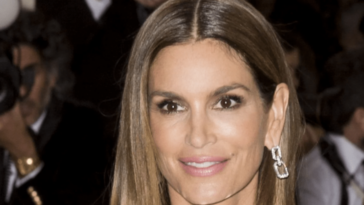 56-year-old Cindy Crawford showed how she looks without makeup and styling