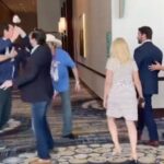 Activistas de derecha confrontan al republicano Dan Crenshaw