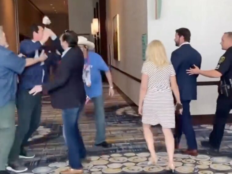 Activistas de derecha confrontan al republicano Dan Crenshaw