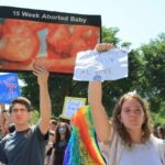 Activistas pro y antiaborto conversan civilizadamente afuera del Tribunal Supremo