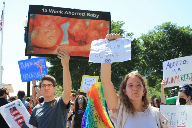 Activistas pro y antiaborto conversan civilizadamente afuera del Tribunal Supremo