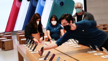 Apple workers in Maryland vote for company's first unionized store in U.S.