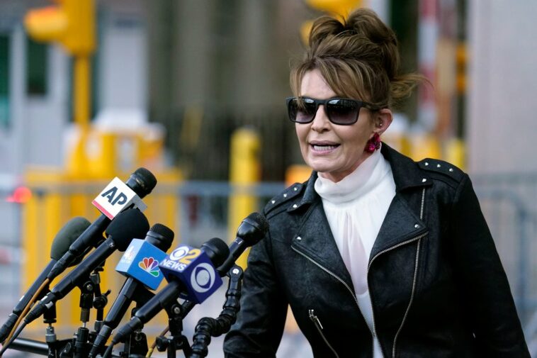 Exsuegros de Sarah Palin hacen donación a su principal rival de las primarias