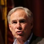 Greg Abbott ha gastado más de $3m en transportar a los inmigrantes fuera del estado