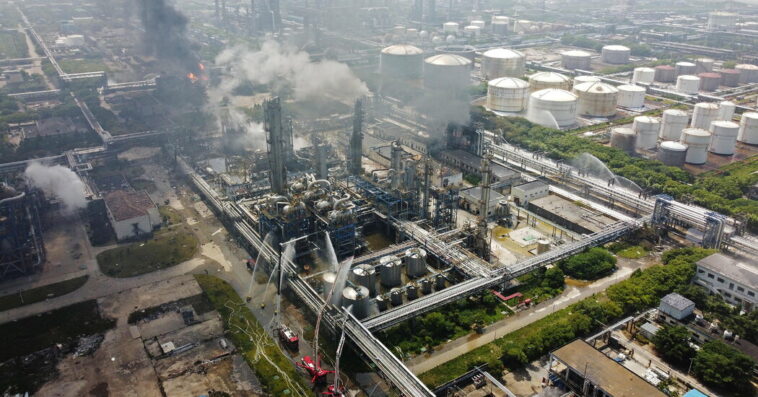 Huge Fire Breaks Out at Sinopec’s Shanghai Complex, Leaving 1 Dead