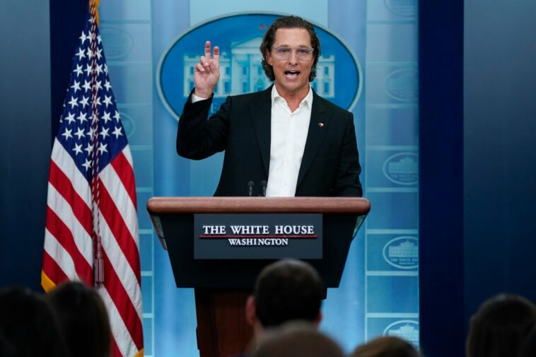 Matthew McConaughey dice que bipartidismo extremo impide progreso en EE.UU.