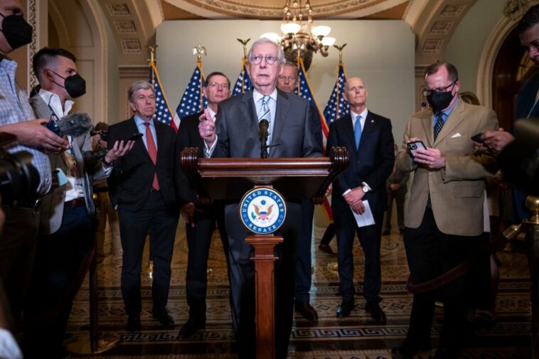 Mitch McConnell votaría por acuerdo bipartidista sobre armas y seguridad