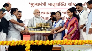 Prime Minister Narendra Modi being felicitated at the inauguration of the various development projects at Gujarat Gaurav Abhiyan, in Vadodara. (Photo: ANI)