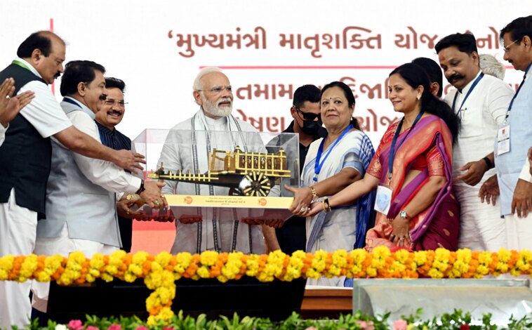 Prime Minister Narendra Modi being felicitated at the inauguration of the various development projects at Gujarat Gaurav Abhiyan, in Vadodara. (Photo: ANI)