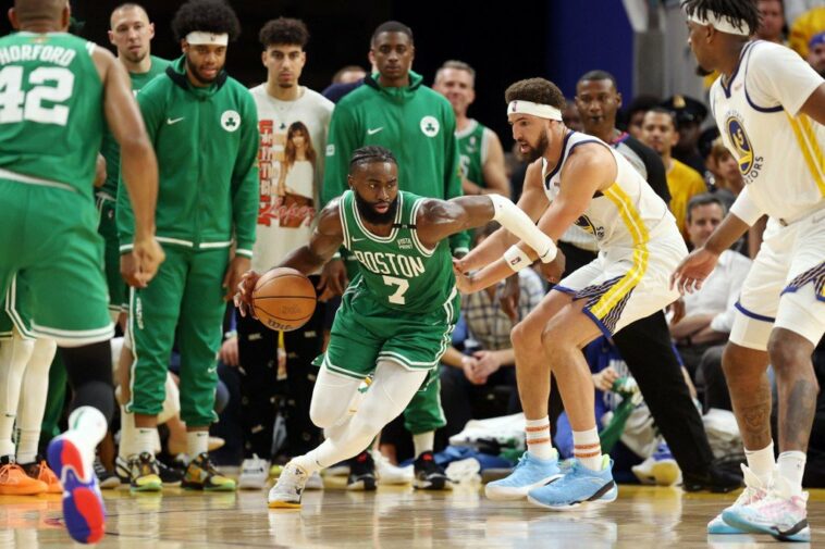 SAN FRANCISCO, CALIFORNIA - JUNE 02: Jaylen Brown #7 of the Boston Celtics dribbles against Klay Thompson #11 of the Golden State Warriors during the fourth quarter in Game One of the 2022 NBA Finals at Chase Center on June 02, 2022 in San Francisco, California. NOTE TO USER: User expressly acknowledges and agrees that, by downloading and/or using this photograph, User is consenting to the terms and conditions of the Getty Images License Agreement. Ezra Shaw/Getty Images/AFP (Photo by EZRA SHAW / GETTY IMAGES NORTH AMERICA / Getty Images via AFP)