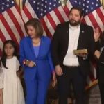 Pelosi explica por qué le dio un codazo a la hija de una congresista republicana