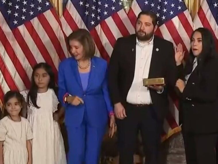 Pelosi explica por qué le dio un codazo a la hija de una congresista republicana