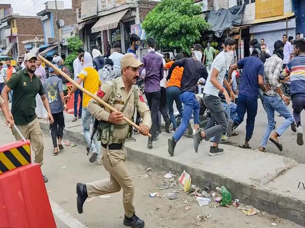 Kathua: Policemen lathi-charge people protesting against Centre