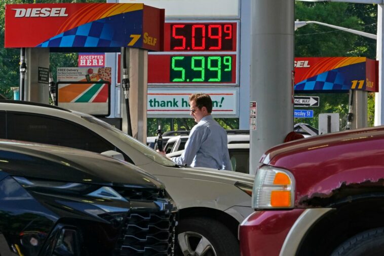 Reducir precio de gasolina no bajará precios, pero enriquecerá a petroleras aún más