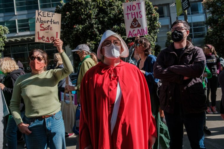 Roe vs. Wade: la gente compara ‘The Handmaid’s Tale’ con la vida real