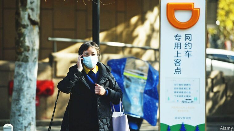 2HA1P1N HANGZHOU, CHINA - DECEMBER 3, 2021 - Photo taken on Dec. 3, 2021 shows a designated pick-up point for Didi ride-hailing service on a street in Hangzho