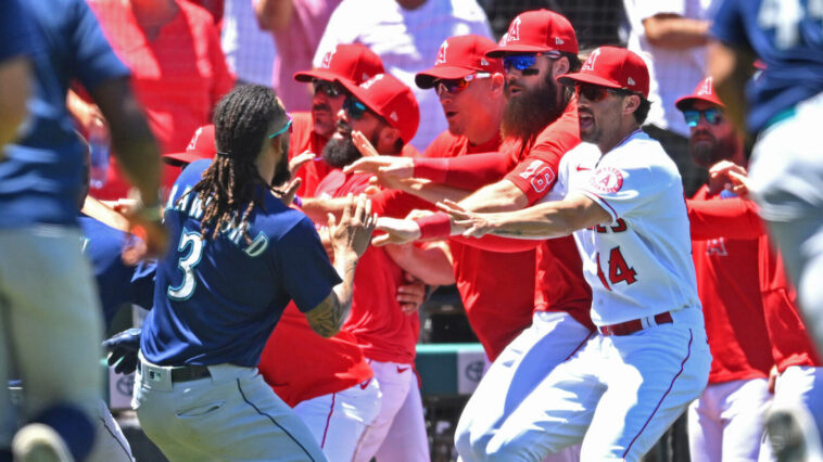 Watch: Angels, Mariners benches clear for brawl