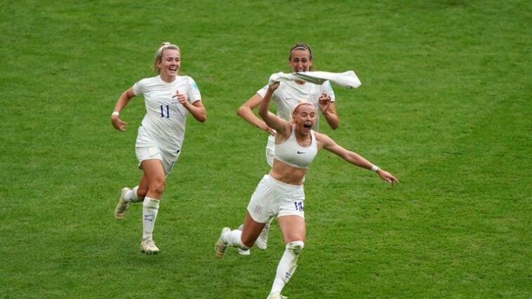 'Absolute scenes at Wembley' | Pundits react to Kelly's winning goal!