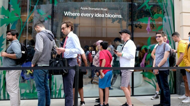 2JJYXXK London, UK, 28th July, 2022. A new flagship Apple Store staff by 200 people opens in Brompton Road in Knightsbridge, the third in the capital, with Covent Garden and Regent Street being the others. The opening comes as Apple reported sales and profit for this quarter as $84bn as the company exceeded Wall Street's expectations. Credit: Eleventh Hour Photography/Alamy Live News