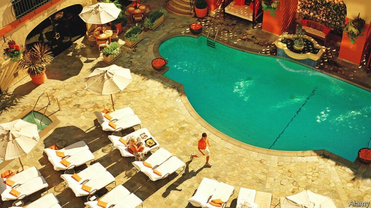 TTMJD3 USA, California, Los Angeles, Bird's eye view of the pool at the Beverly Wilshire Hotel, Four Seasons Resort on Rodeo Drive