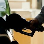 Asesor económico de la Casa Blanca predice que precios de gasolina seguirán cayendo