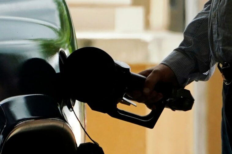 Asesor económico de la Casa Blanca predice que precios de gasolina seguirán cayendo