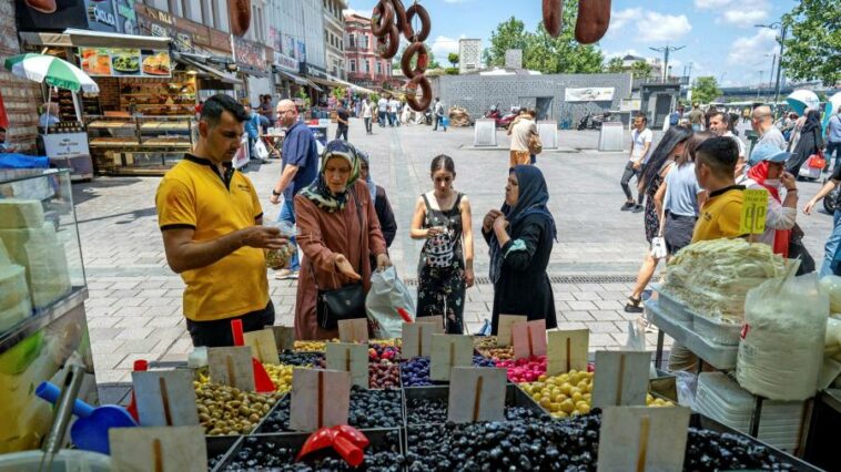 Erdoğan raises Turkey’s minimum wage for second time in six months