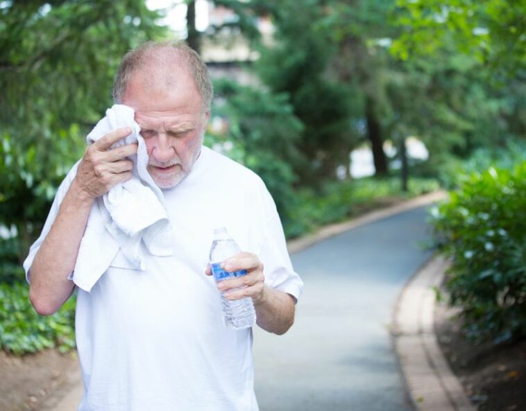 News Picture: Helping Older Loved Ones in a Heat Wave