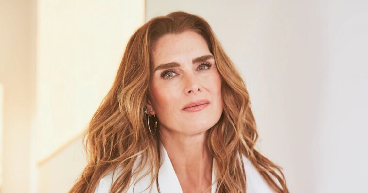 How Brooke Shields Teaches Her Daughters to Handle "Nasty" Social Media Critics - E! Online