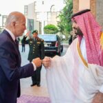 Joe Biden saluda con el puño al príncipe heredero saudita a su llegada a Jeddah