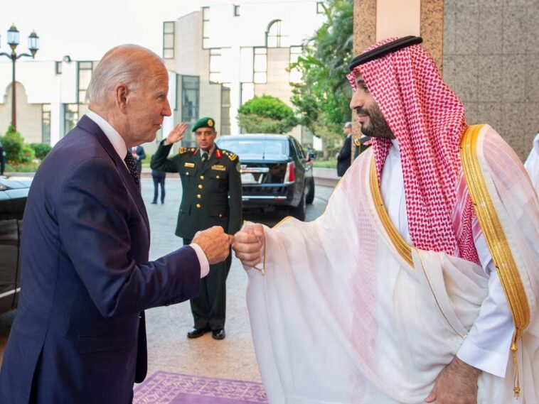 Joe Biden saluda con el puño al príncipe heredero saudita a su llegada a Jeddah