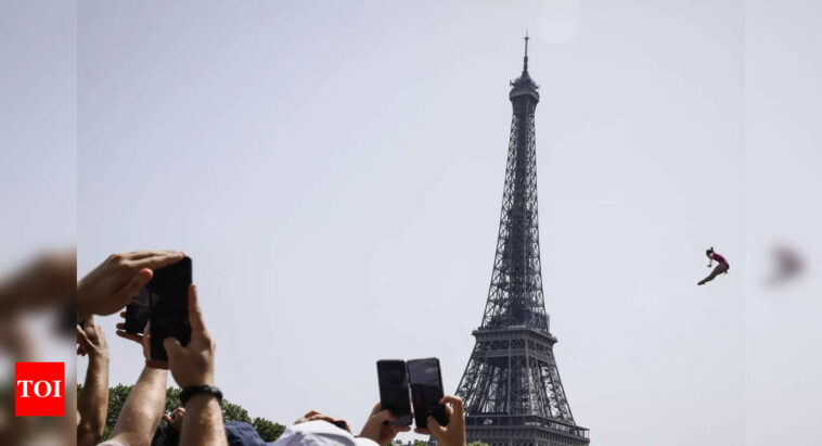 Rusting Eiffel Tower in need of full repairs, reports say