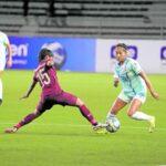 Philippines midfielder Quinley Quezada (right) tries to maneuver her way past Thailand’s Orapin Waenngoen. —AFF PHOTO