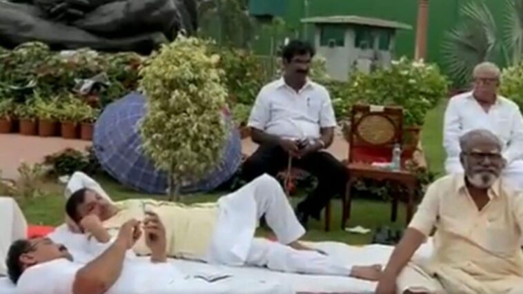 Suspended Rajya Sabha MPs Spend Night in Open as 50-hour Relay Protest Begins; Breakfast on DMK