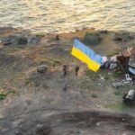 Ukrainian troops land on Snake Island to raise national flag