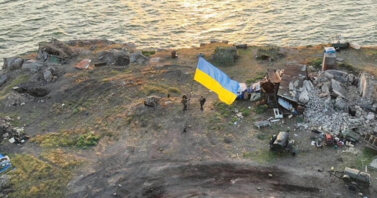 Ukrainian troops land on Snake Island to raise national flag