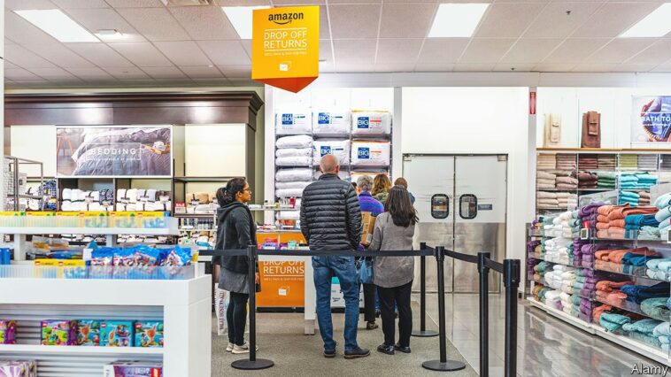 2AM8R42 Jan 9, 2020 Mountain View / CA / USA - People waiting in line to return products at a Amazon Drop off returns area in a Kohl's department store;