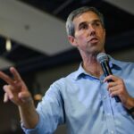 Beto O’Rourke llama “hijo de p***” a votante durante una exaltada sesión de cabildo