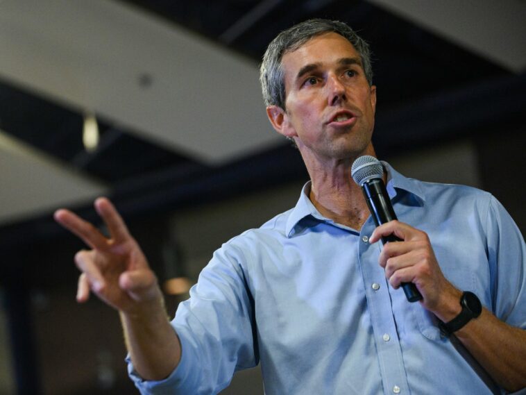 Beto O’Rourke llama “hijo de p***” a votante durante una exaltada sesión de cabildo