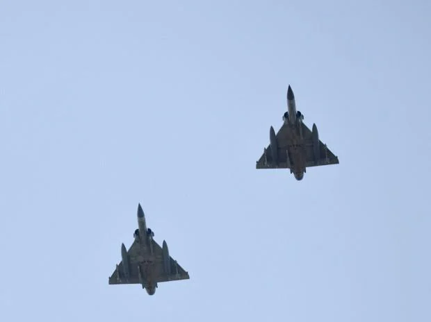 Taiwan Air Force Mirage 2000-5 aircrafts fly over Hsinchu Air Base in Hsinchu, Taiwan (Photo: Reuters)