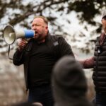 Comité de 6 de enero citará los mensajes y correos de Alex Jones obtenidos en juicio