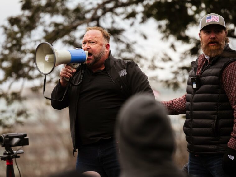 Comité de 6 de enero citará los mensajes y correos de Alex Jones obtenidos en juicio