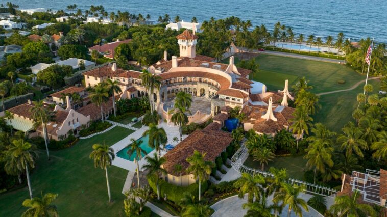 El FBI encontró algunos de los documentos “en lugares inseguros” en Mar-a-Lago