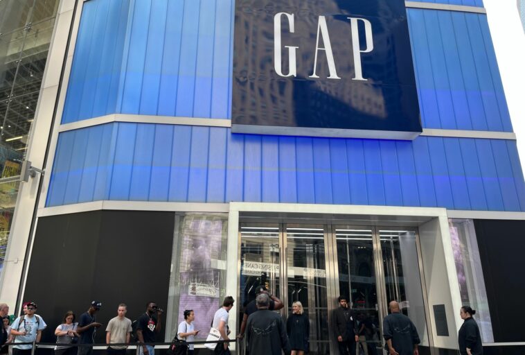 Gap Tops Revenue Estimates on Strong Demand for Banana Republic Apparel