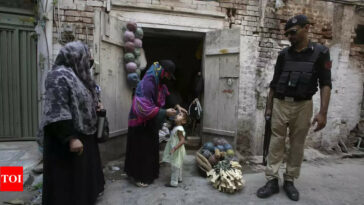 Gunmen kill two policemen escorting polio workers in Pakistan