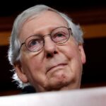 Piden a Mitch McConnell que comente los ataques de Trump a su mujer